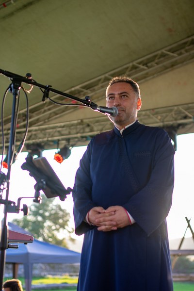 28_400x600.jpg