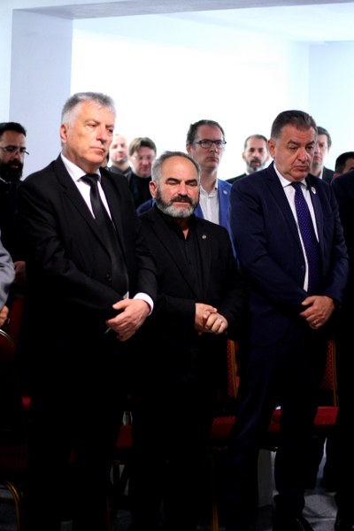 8_400x600.jpg